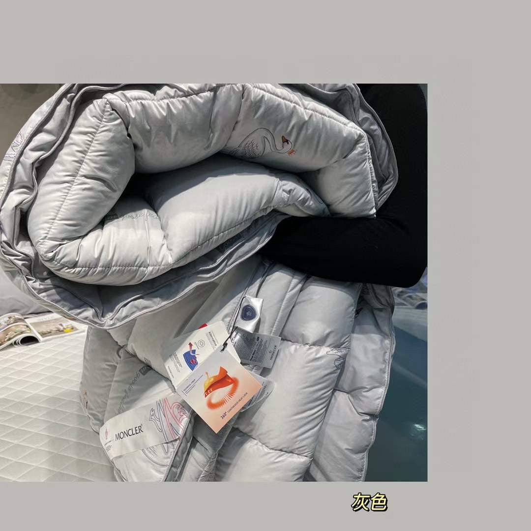 🇪🇸现货❗法国 Moncler 蒙口羽绒被 ☑️面料全面升级 超静音防跑毛 舒适柔软 丝绸般的质感!👏🏻 3D立体蓄热结构 享受美好深睡之夜 ☑️